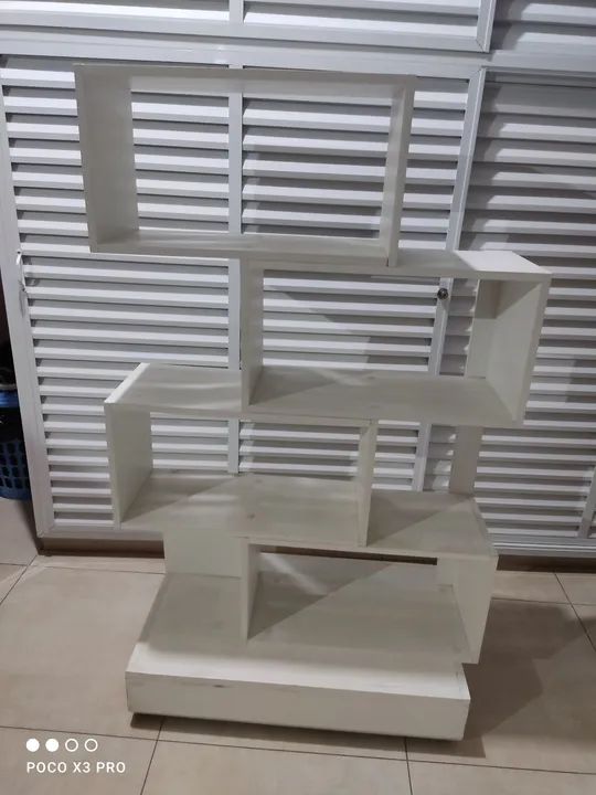 Estante expositora em MDF Branca