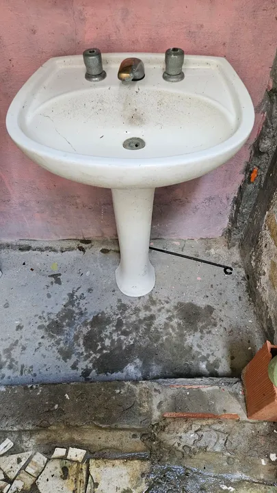 Pia de banheiro com torneira