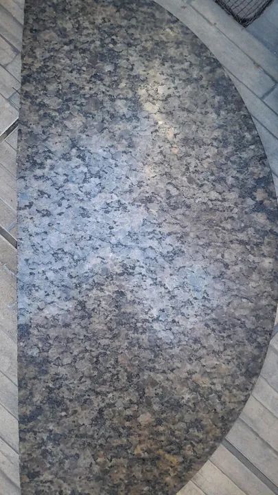 Pedra de granito ocre no formato meia lua 78x33x2 cm - Foto 2