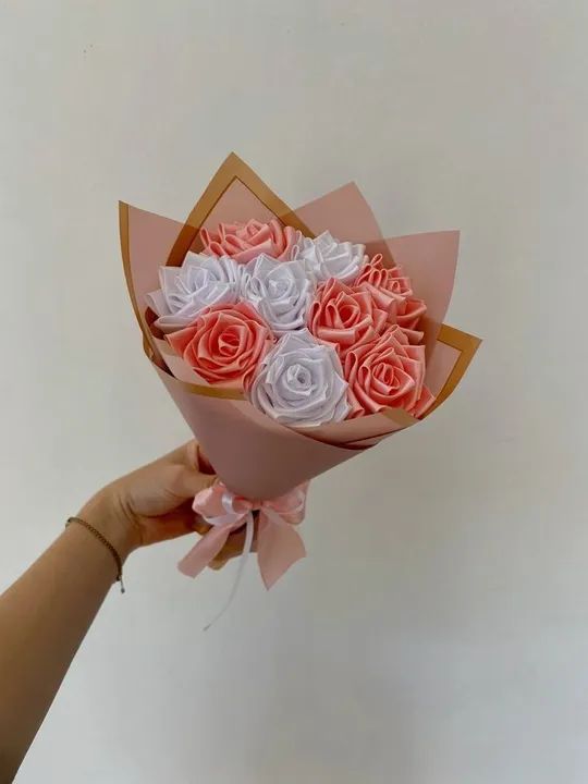 Buquê de rosas de cetim - POR ENCOMENDA  - preço pode variar  - Foto 5