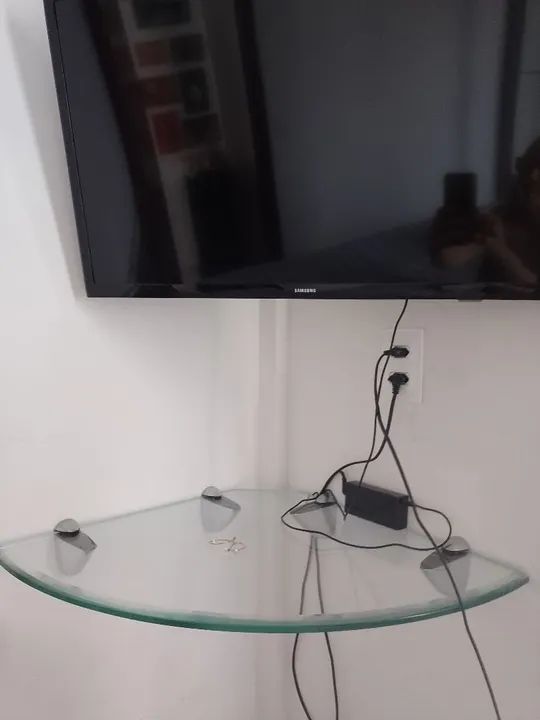 Vendo Prateleira de vidro para canto R$130,00) entrega por conta comprador!