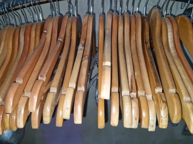 3 manequins de polietileno + 200 cabides de madeira - Foto 4