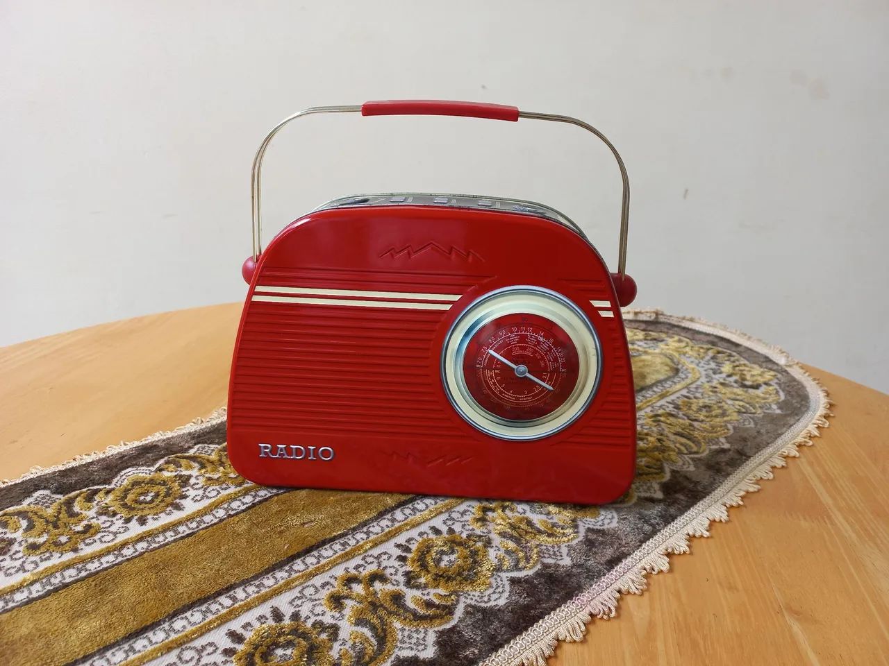 LATINHA EM FORMA DE RÁDIO RETRÔ 