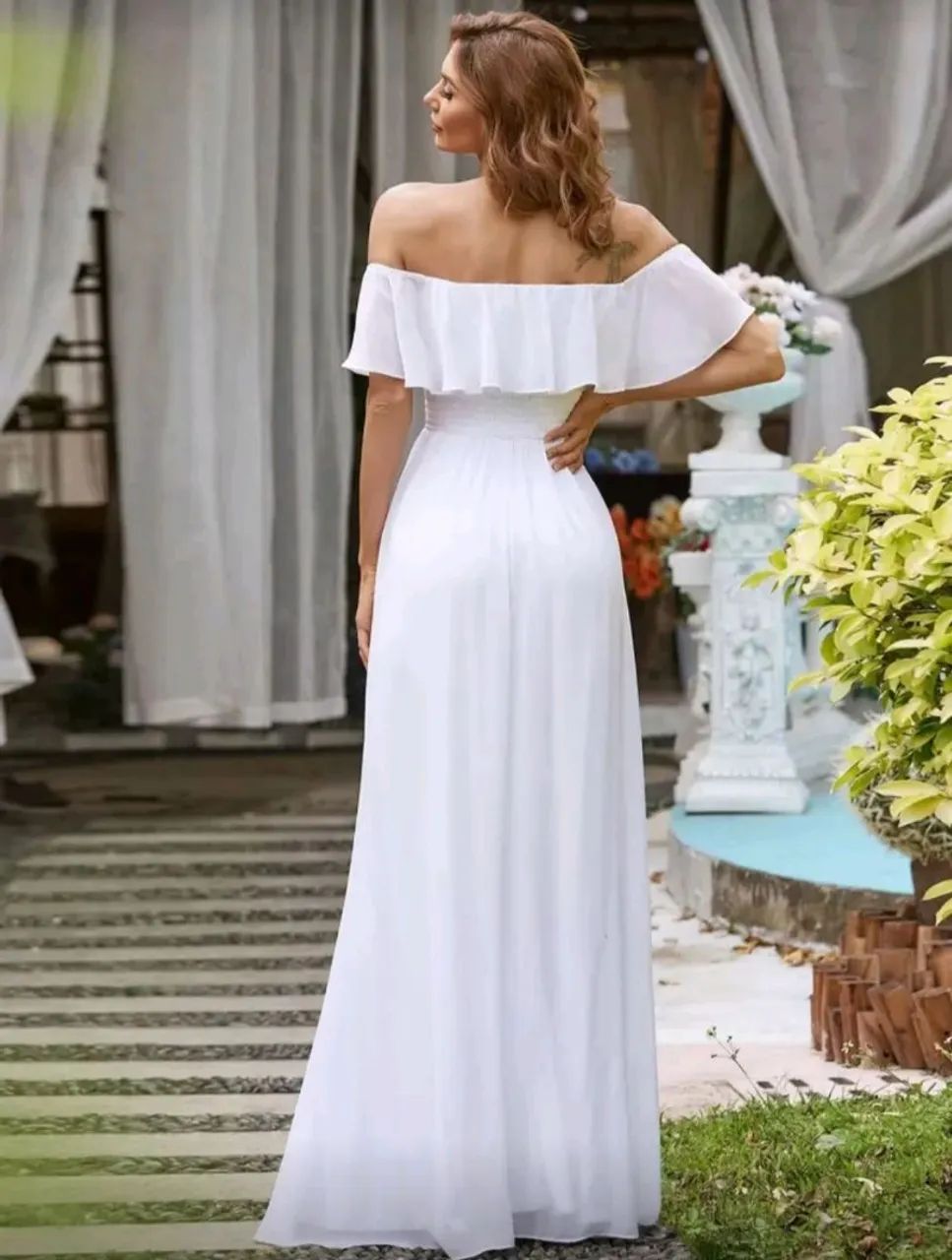 Vestido branco longo com babado e fenda lateral - Foto 2