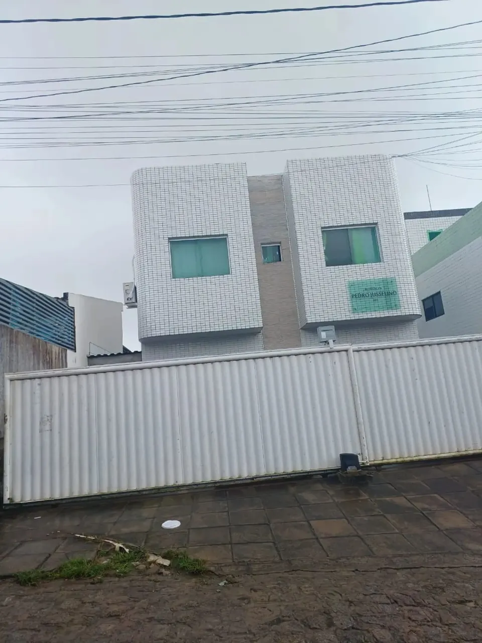 Aluga-se apartamento térreo com área privativa em Muçumagro