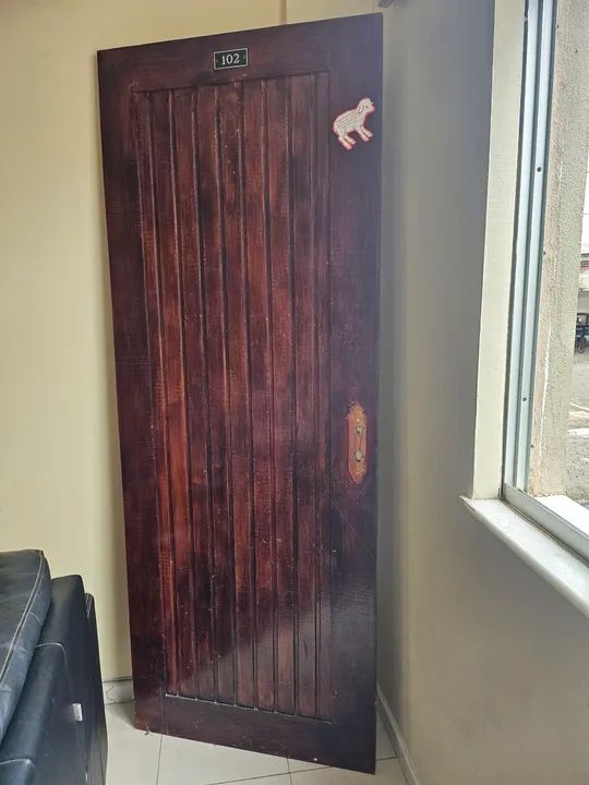 Porta de madeira maciça