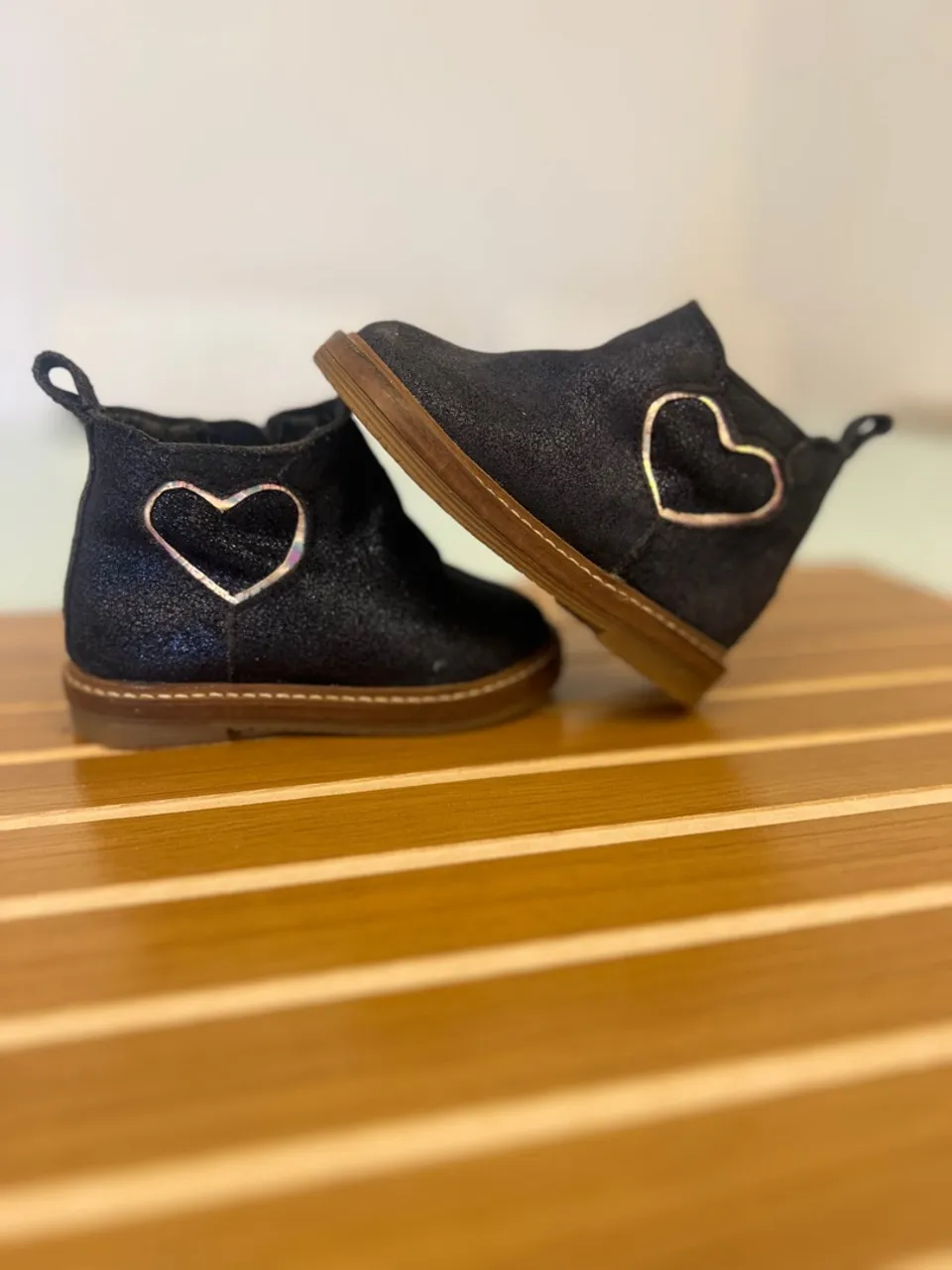Botas de Bebê com Detalhe de Coração