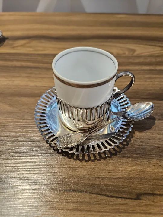 Xícara de café em prata com colheres de prata  - Foto 6