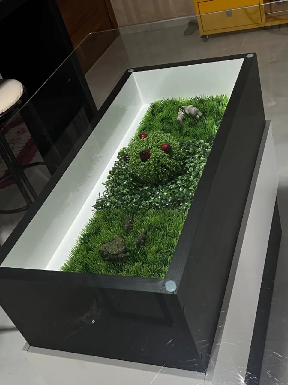 Vendo uma Mesa de Jantar p/ 6 lugares + 4 Cadeiras  - Foto 4