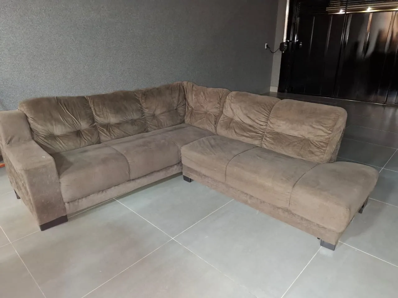 Sofá de canto espaçoso e confortável