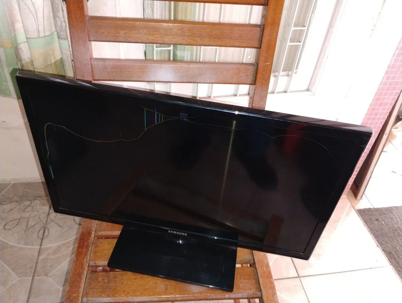 TV LED Samsung 24 Polegadas Modelo LT24D310 Tela trincada ligando  - Foto 4