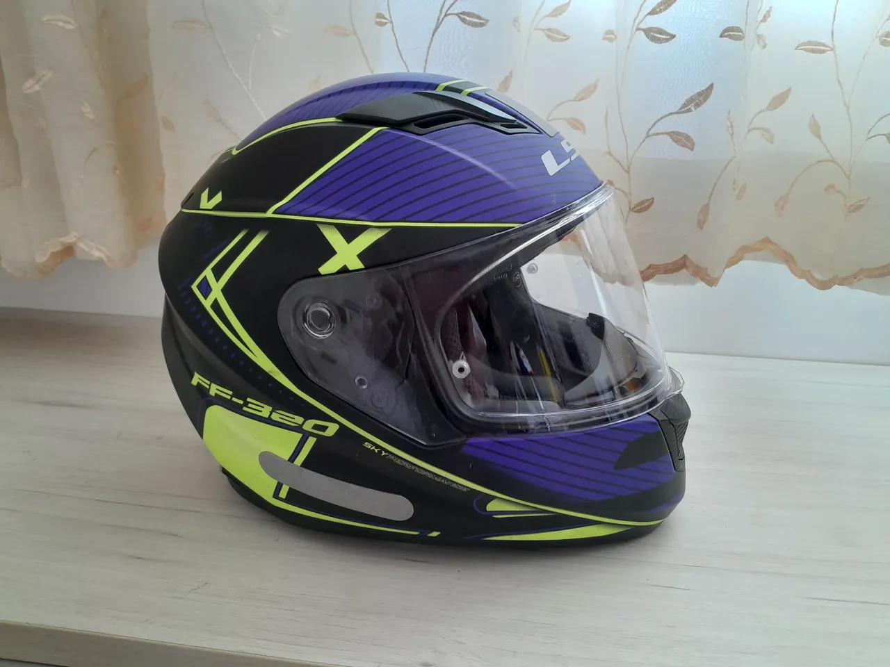Capacete LS2 com viseira solar