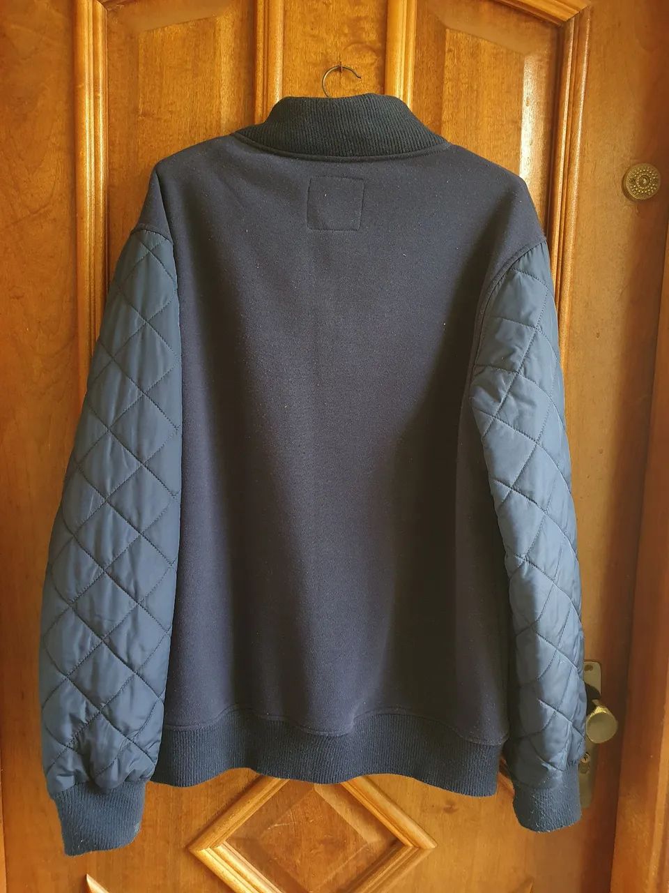 Jaqueta Bomber Azul Marinho com Detalhes Acolchoados - Foto 3