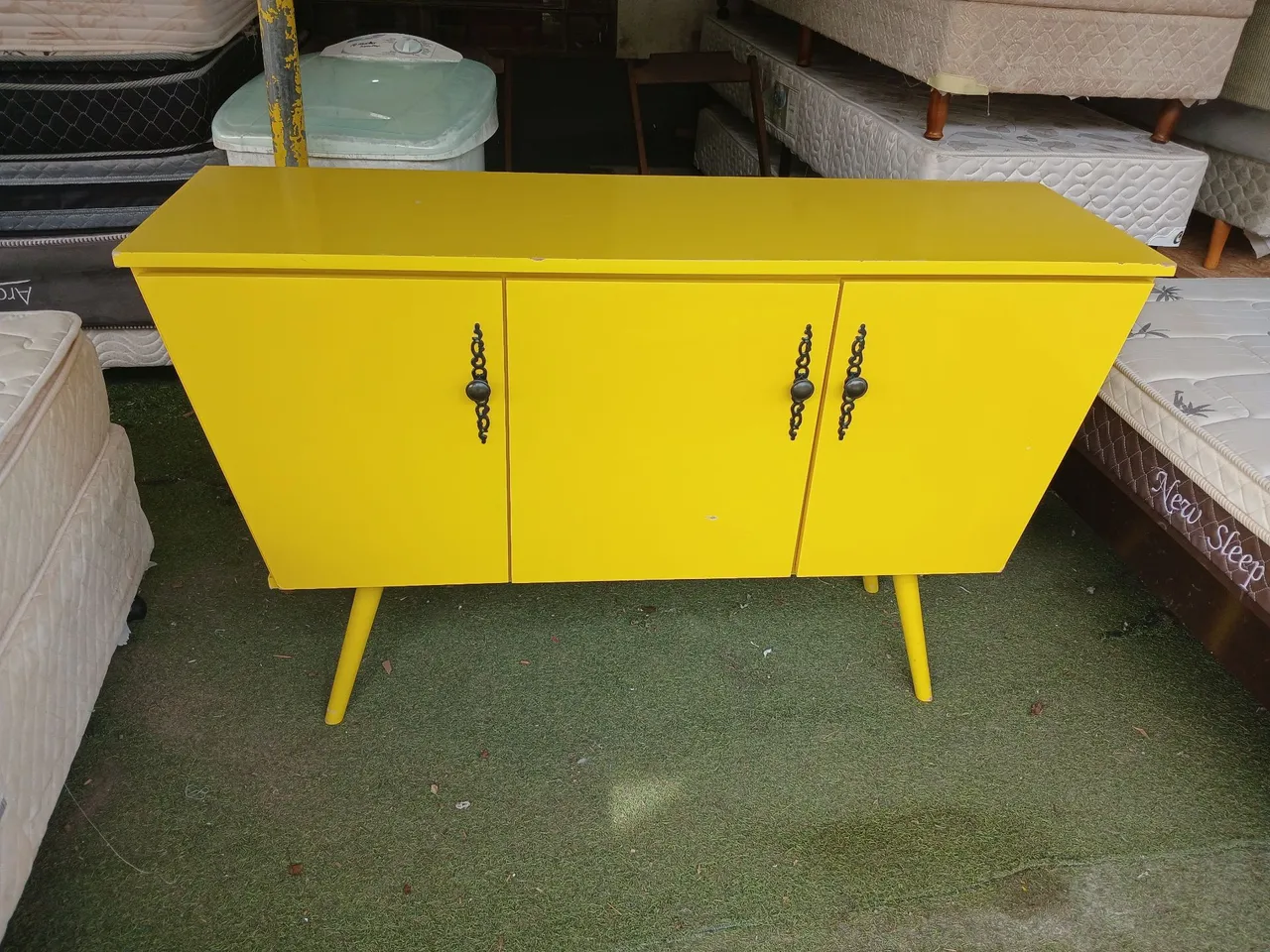Aparador amarelo retrô com 3 portas