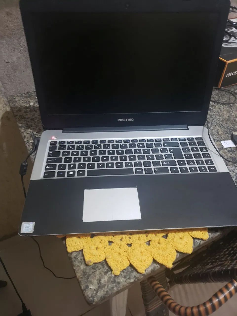 Vendo notebook...a cor dele é prata ta na cor preta porque está envelopado na cor preta.. - Foto 2