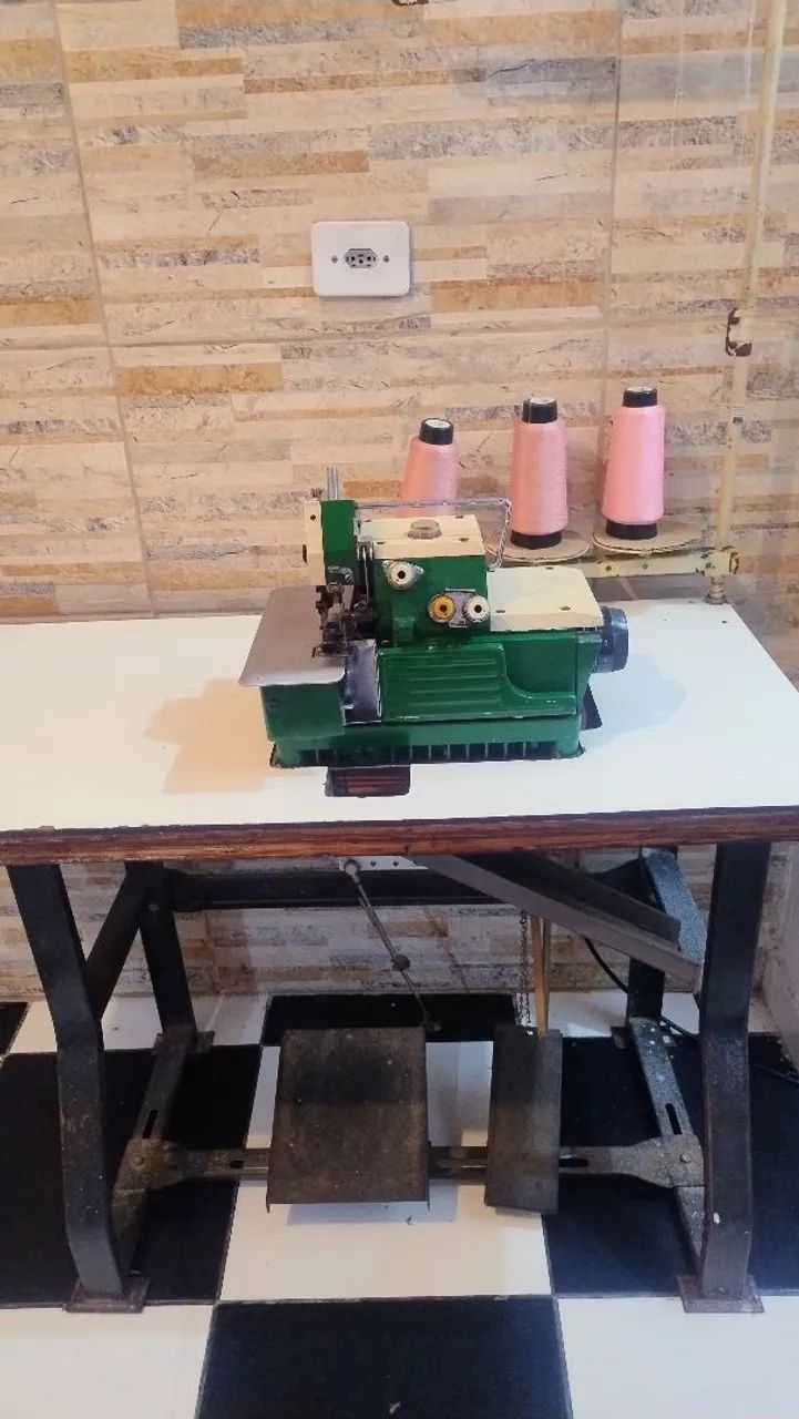 Máquina de costura overlock industrial 