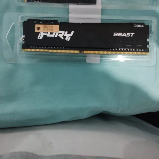Memória RAM DDR4com 16GB de 3200MHz e latência CL16. 3 meses de uso.