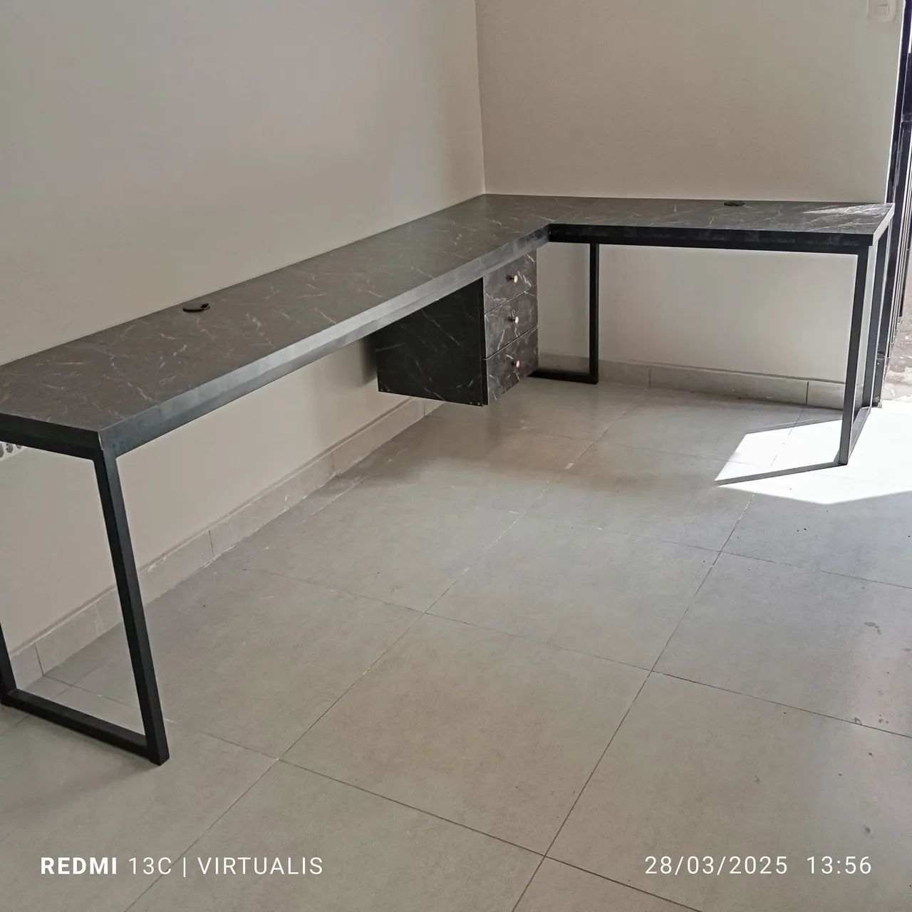 Escrivaninha de Canto em L com Tampo de mdf Mármore - Foto 4