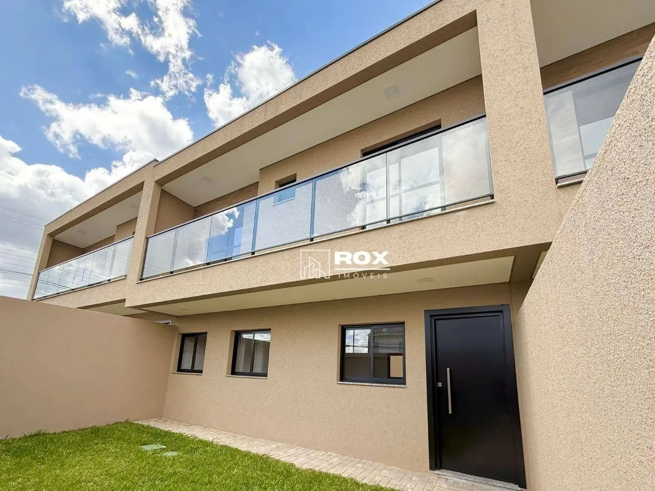 Sobrado novo com 3 quartos e quintal para alugar - Santa Felicidade, Curitiba/PR