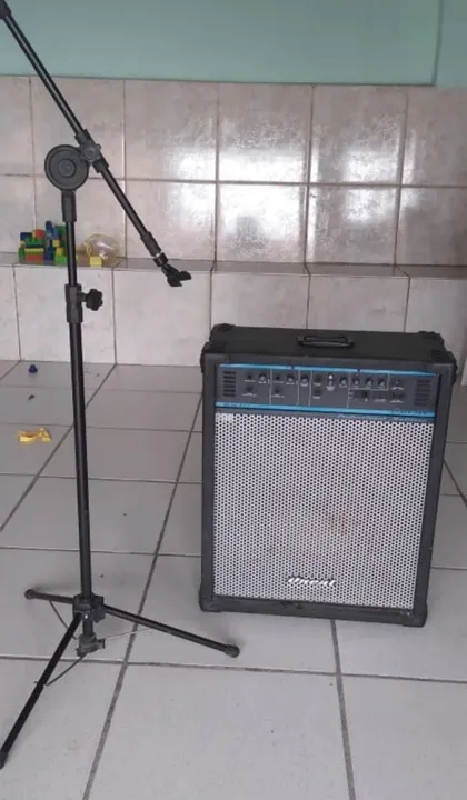 Vendo caixa de som amplificada e teclado microfone e panderola