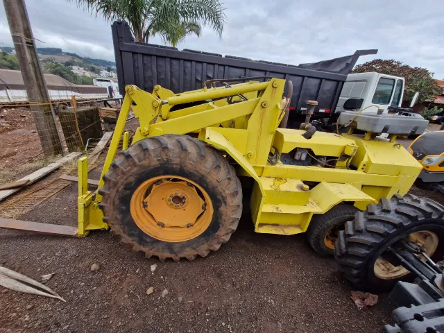 Trator invertido Valmet 85 tração 4x2 motor mwm 3 cilindros com concha e garfo