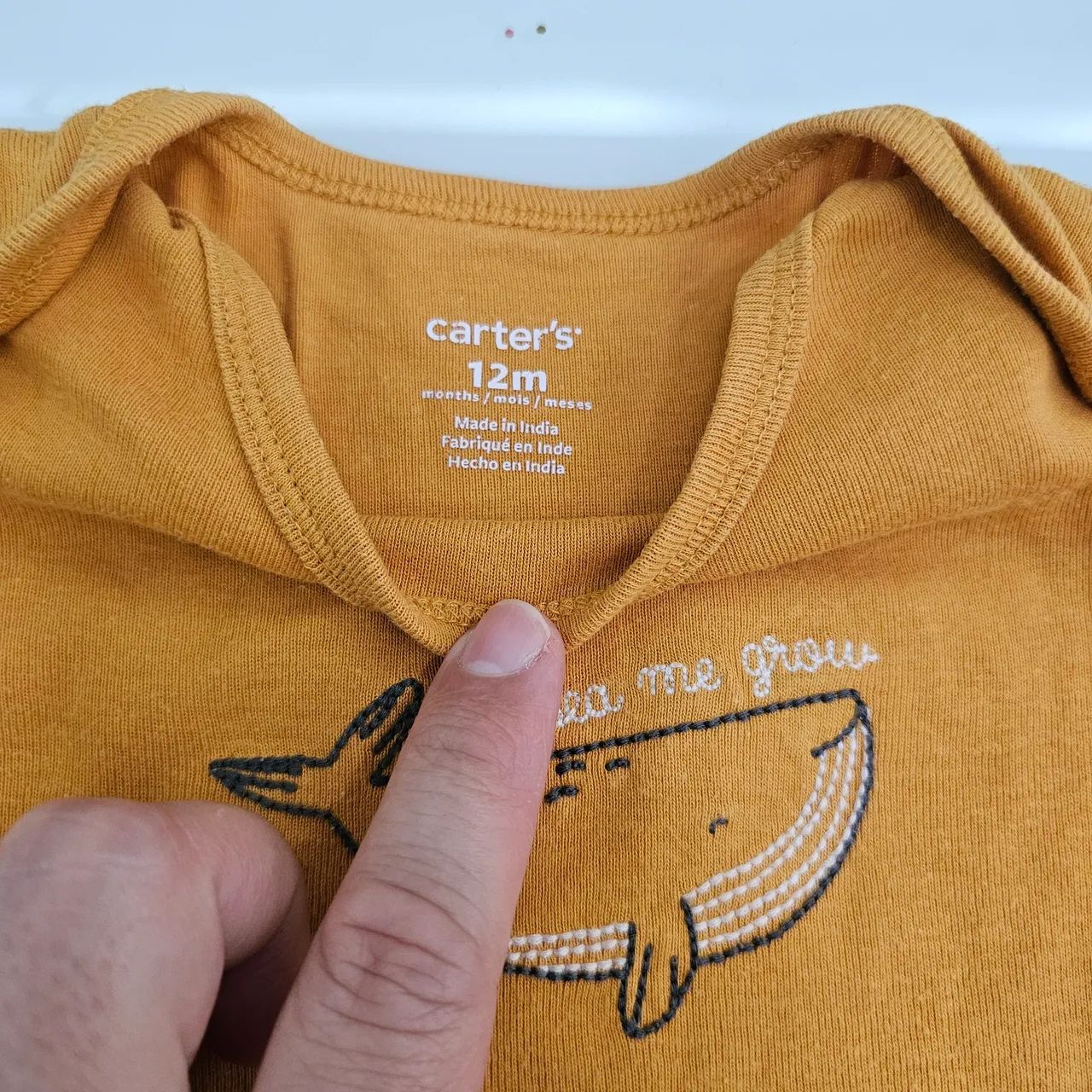 Body Carter's Baleia Mostarda 12 meses - Foto 2