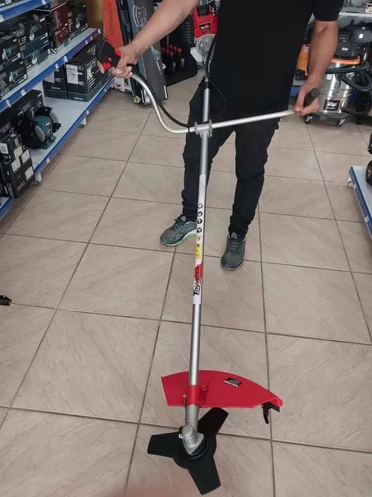 Roçadeira Toyama a gasolina 52cc Motor 2Hp  c/ Lâmina de 3 pontas e Carretel (Loja/Nova)