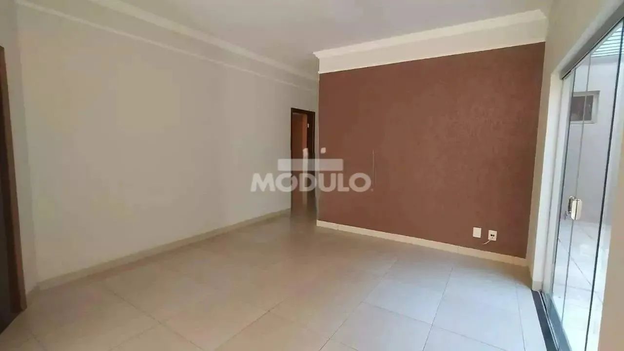 Casa residencial para locação, bairro Jardim Karaiba com 3 quartos - Foto 4
