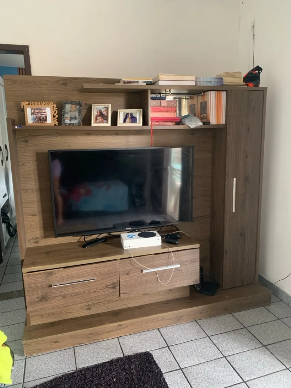 Painel para TV com Rack e Armário - Design Moderno