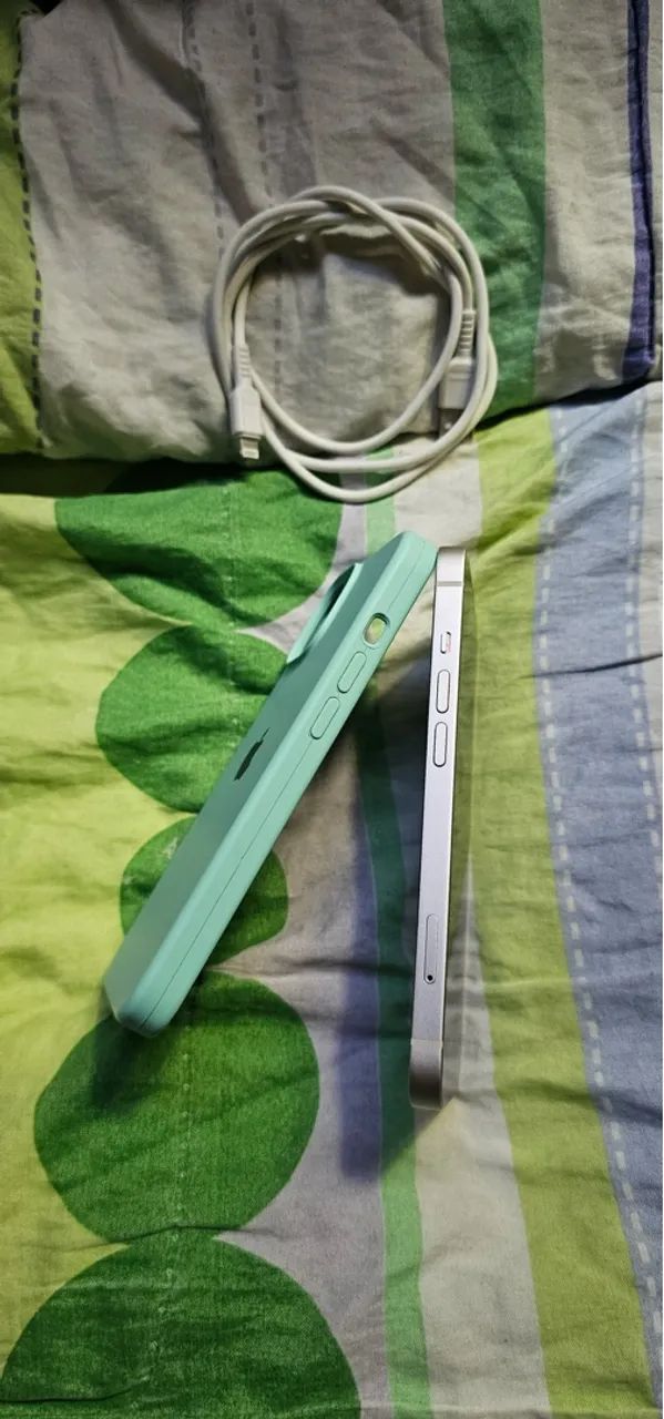 Vendo ou troco um iPhone 14 de 128gb aparelho cabo USB e capa protetora  - Foto 3