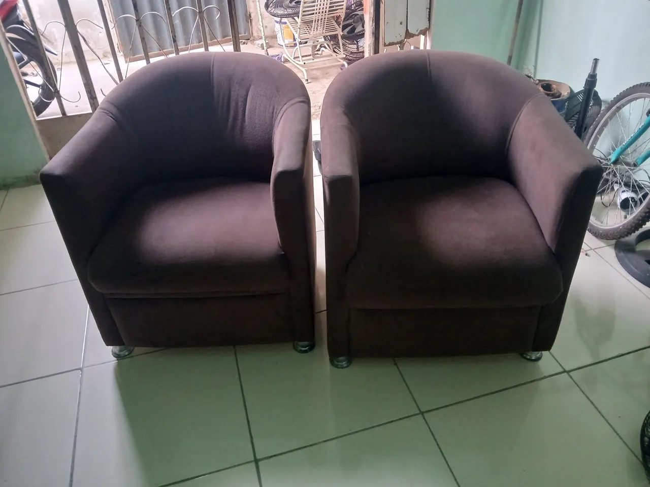 Poltronas em tecido marrom confortáveis e elegantes