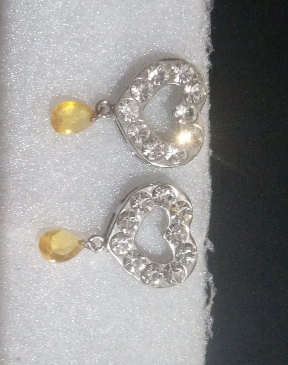 Brincos de Coração com Pedras e Gota Amarela - Foto 3