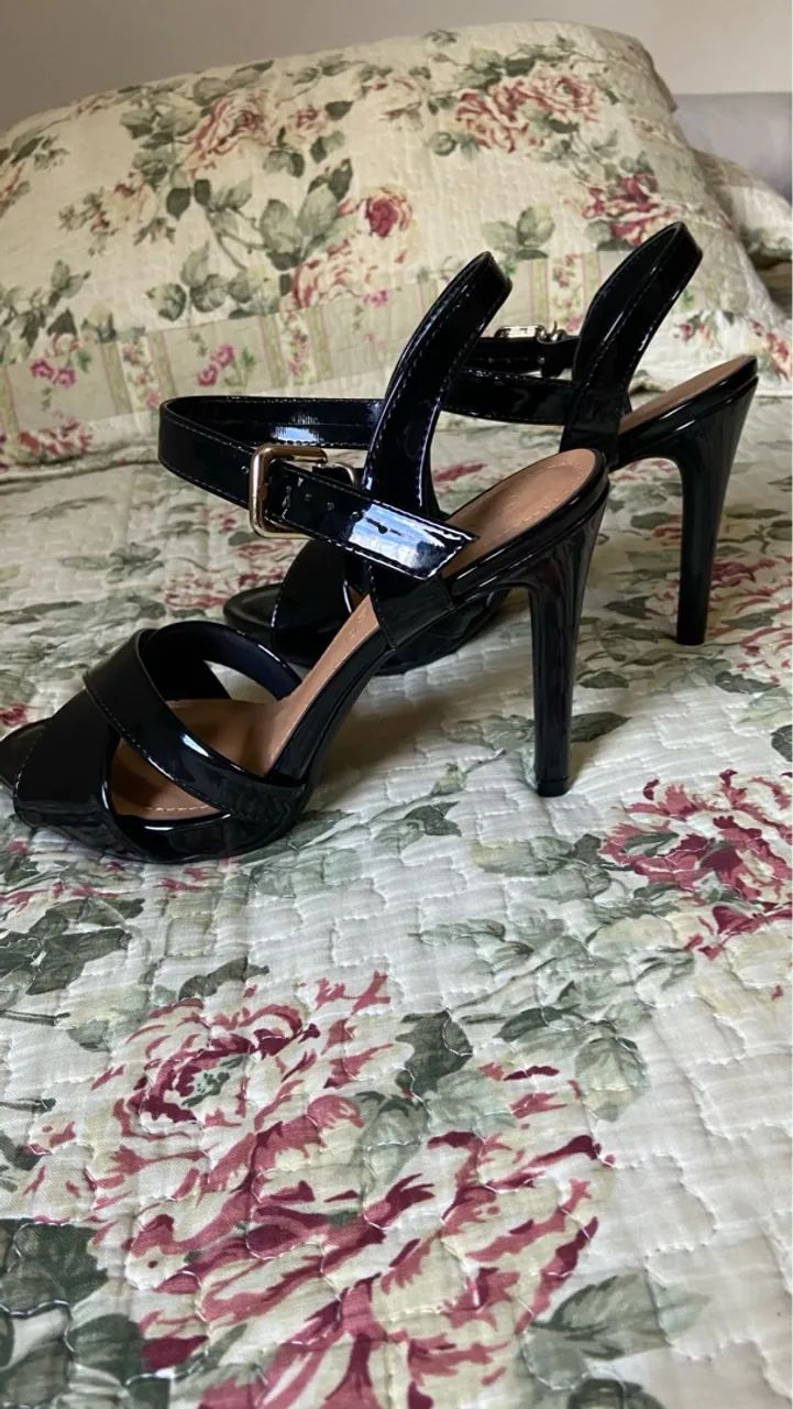 Vendo sandália verniz preto