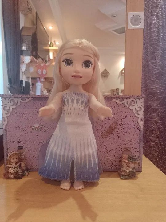 Boneca Elsa que canta e mexe a boca