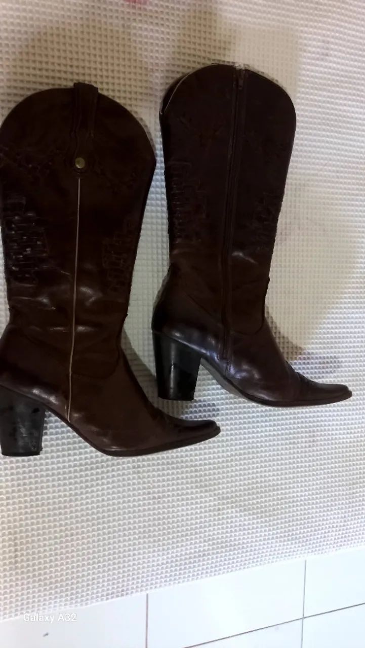 Bota cano longo bico fino toda de couro.  - Foto 3