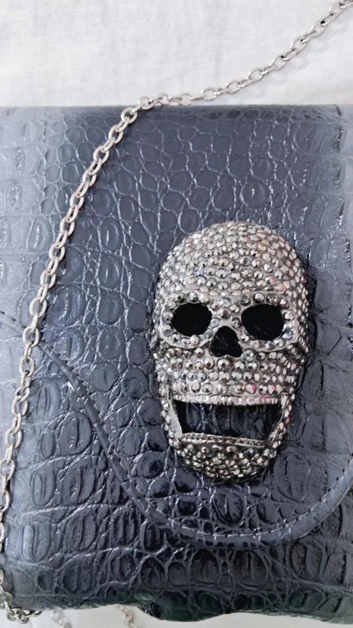 Bolsa  pasta caveiras com strass tiracolo craquelada - Foto 3
