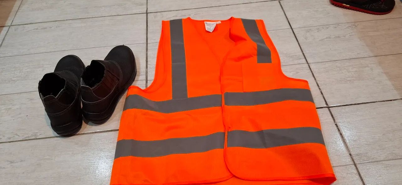 Bota e colete refletivo