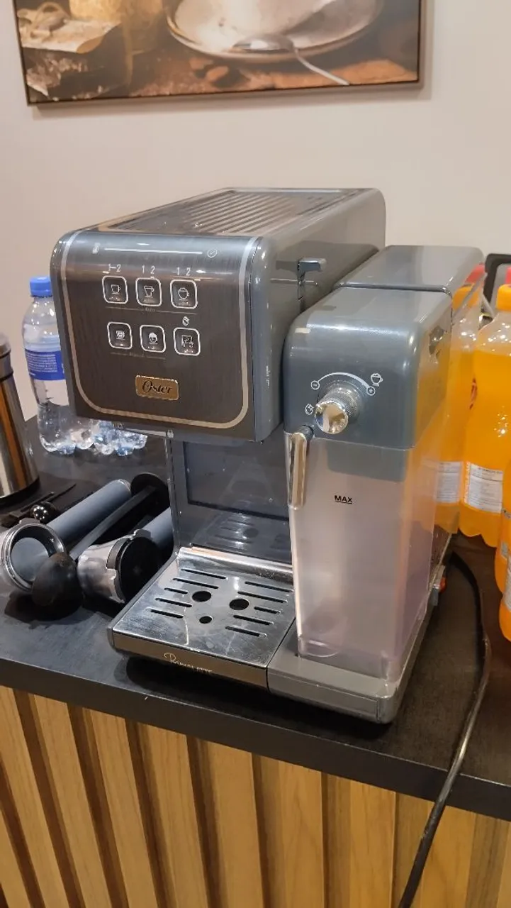 Cafeteira Oster Expresso Automática PRIMALATTE 220V