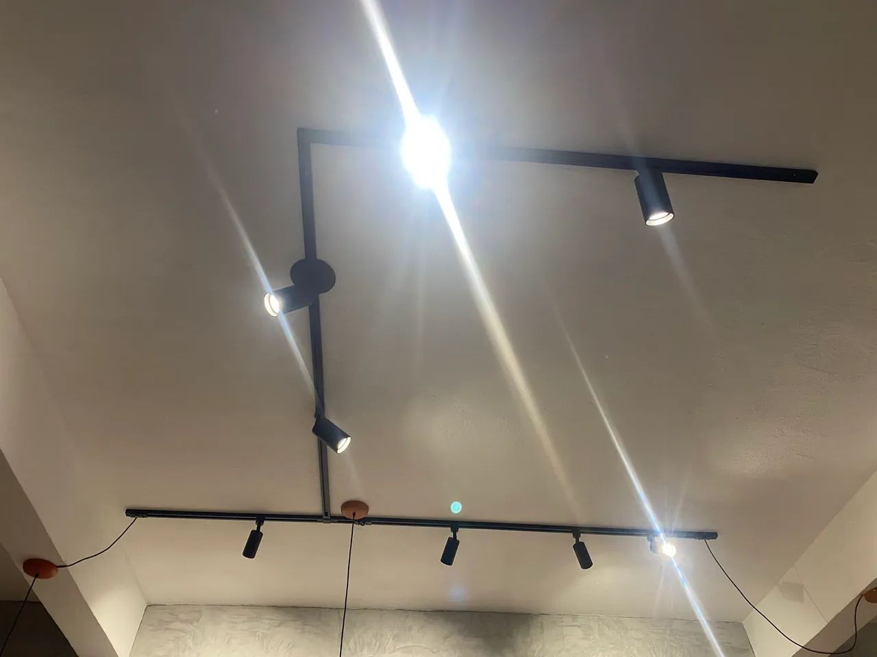 Trilho de luz preto com spots - Foto 2