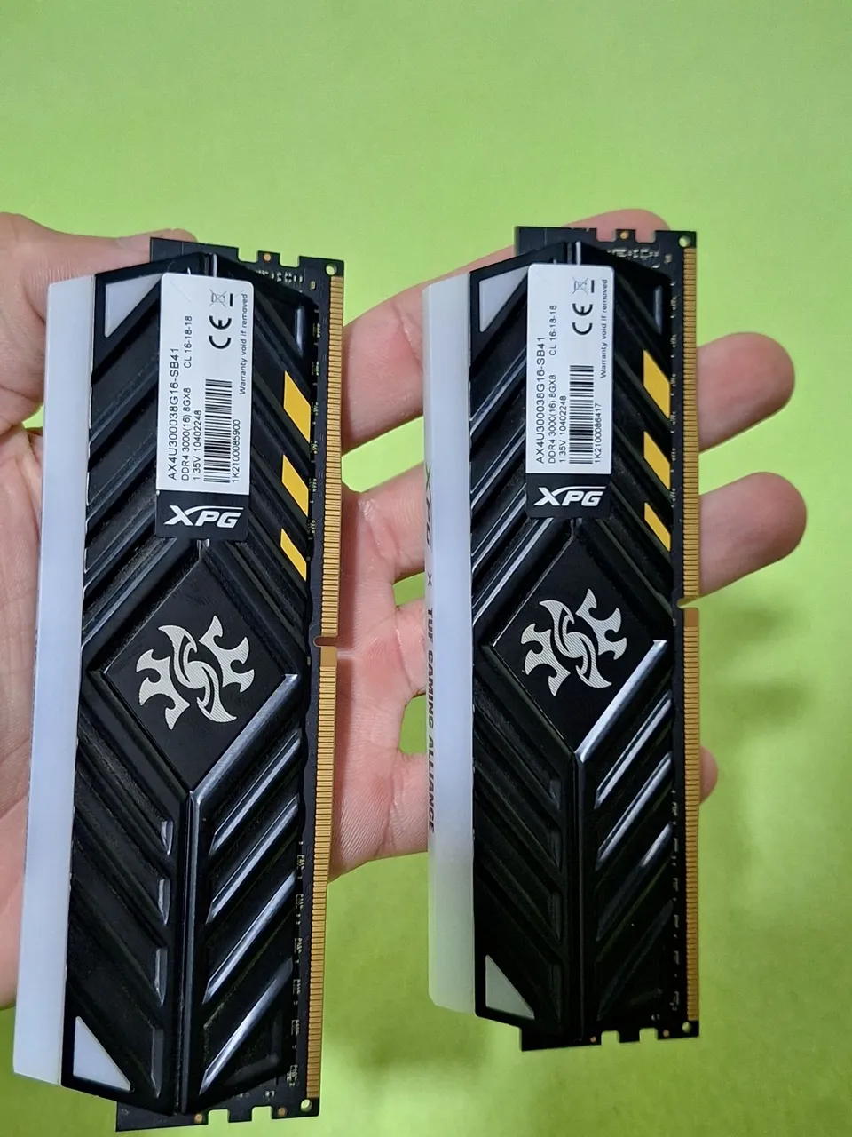 Memória RAM XPG 16GB (2x8GB) RGB 3000MHz DDR4