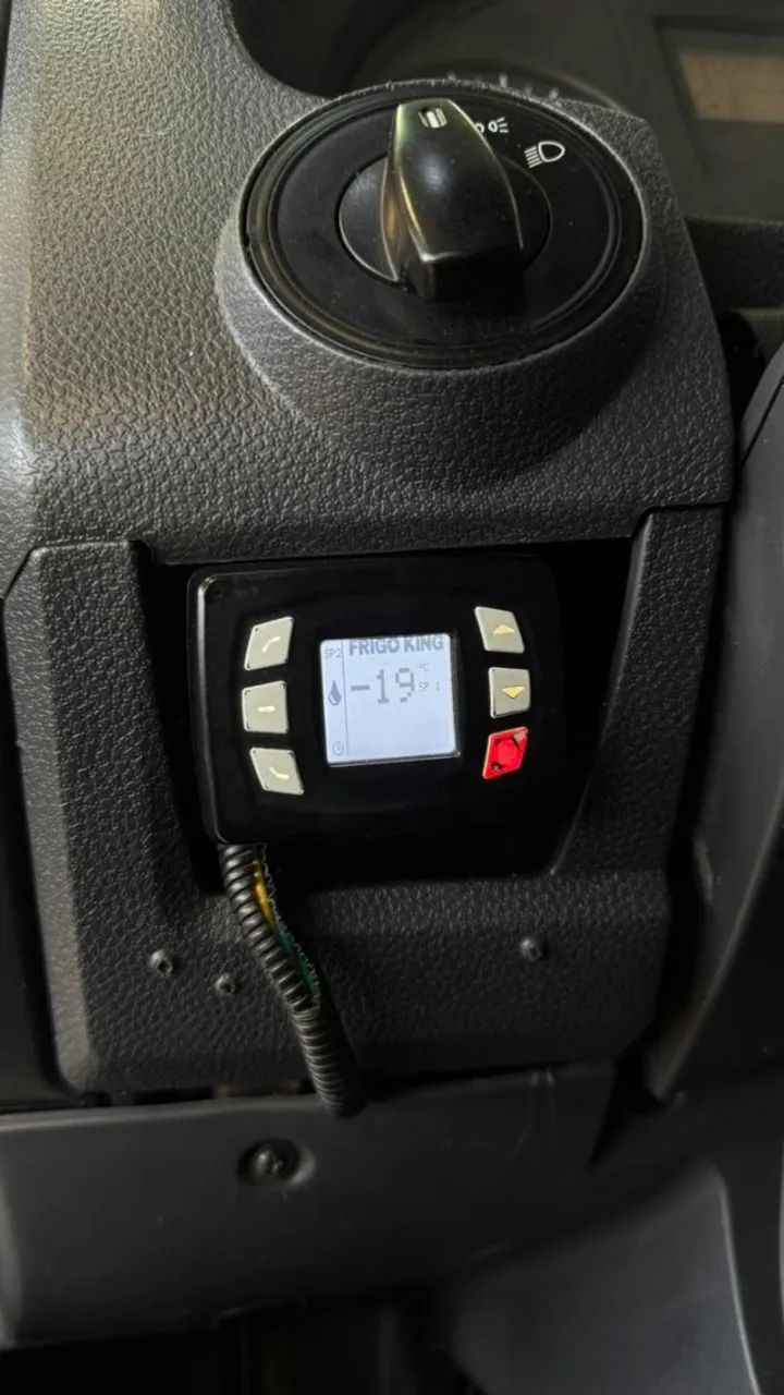 Caminhão Baú Frigorífico Iveco Tector 24280 - Foto 3