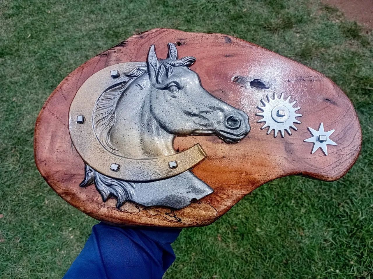 Cavalo com ferradura em base madeira nobre escultura country espora haras quarto milha
