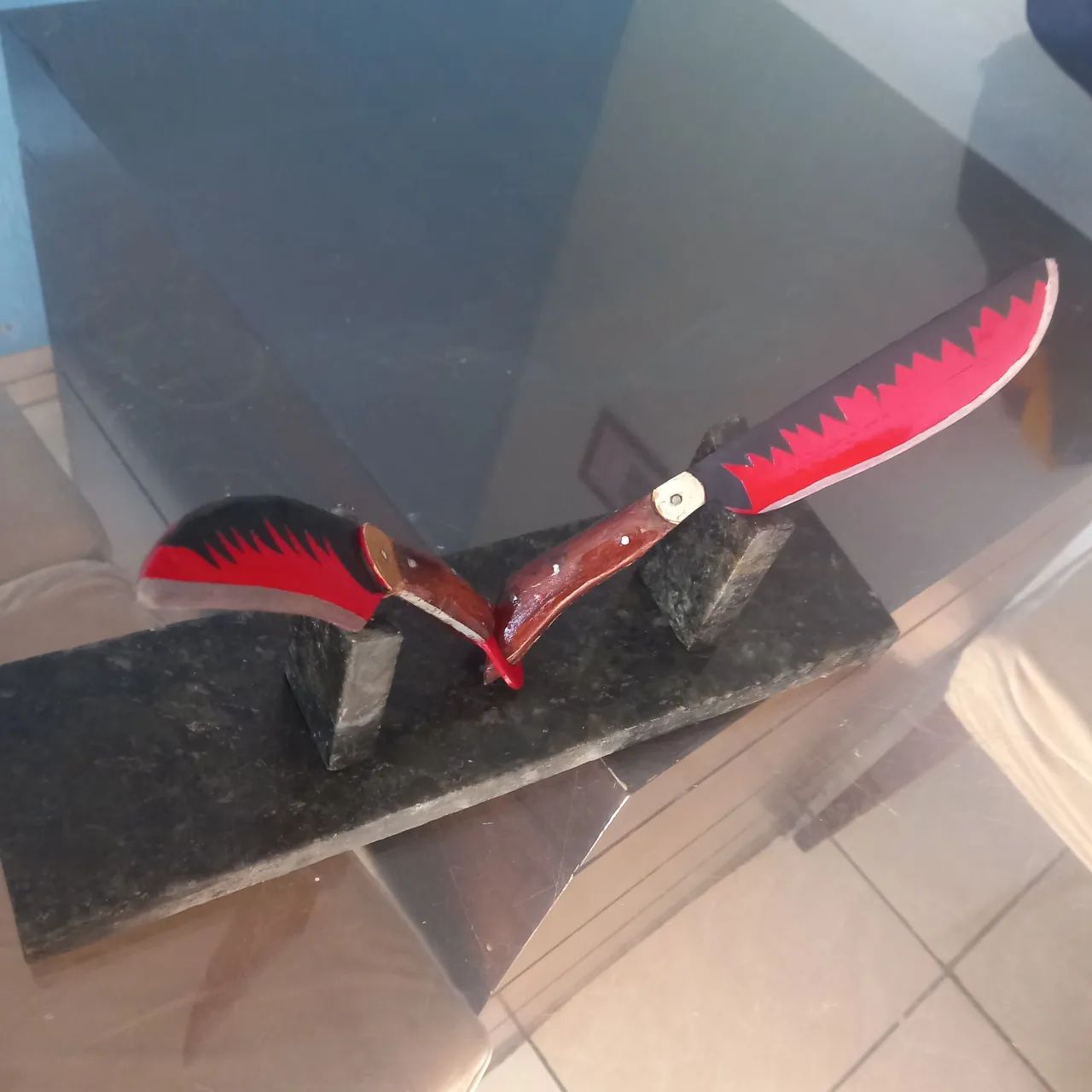 Duas lindas facas artezanais com suporte pra mesa - Foto 3