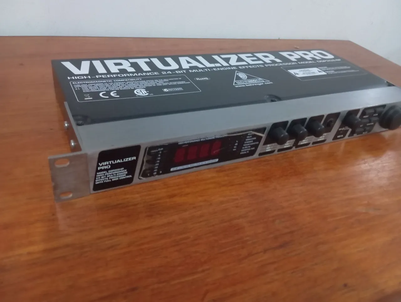 Processador de Efeitos Behringer Virtualizer Pro DSP2024P