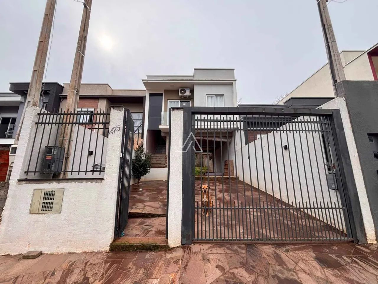 CASA DOIS DORM. SOBRE PILOTIS