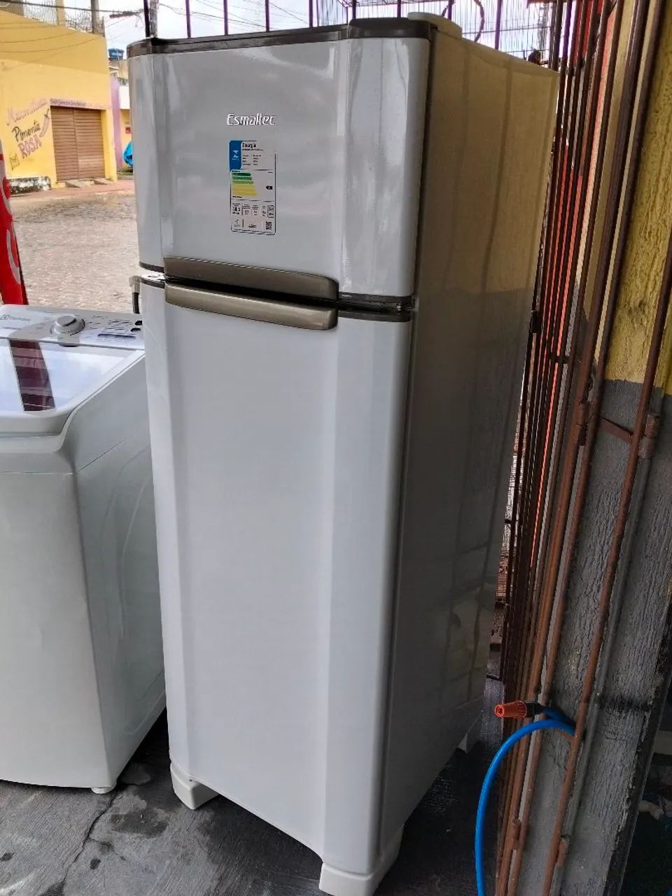 Vendo geladeira seme nova 