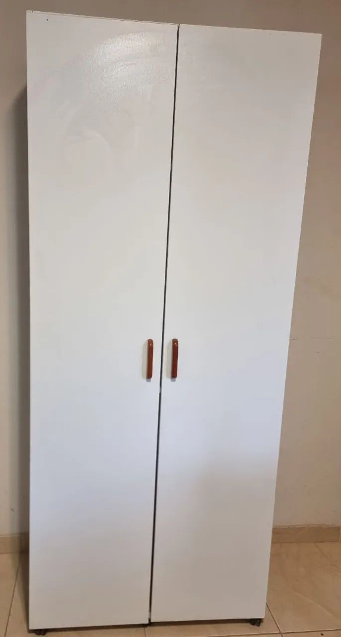 Armário multiuso com rodinhas 