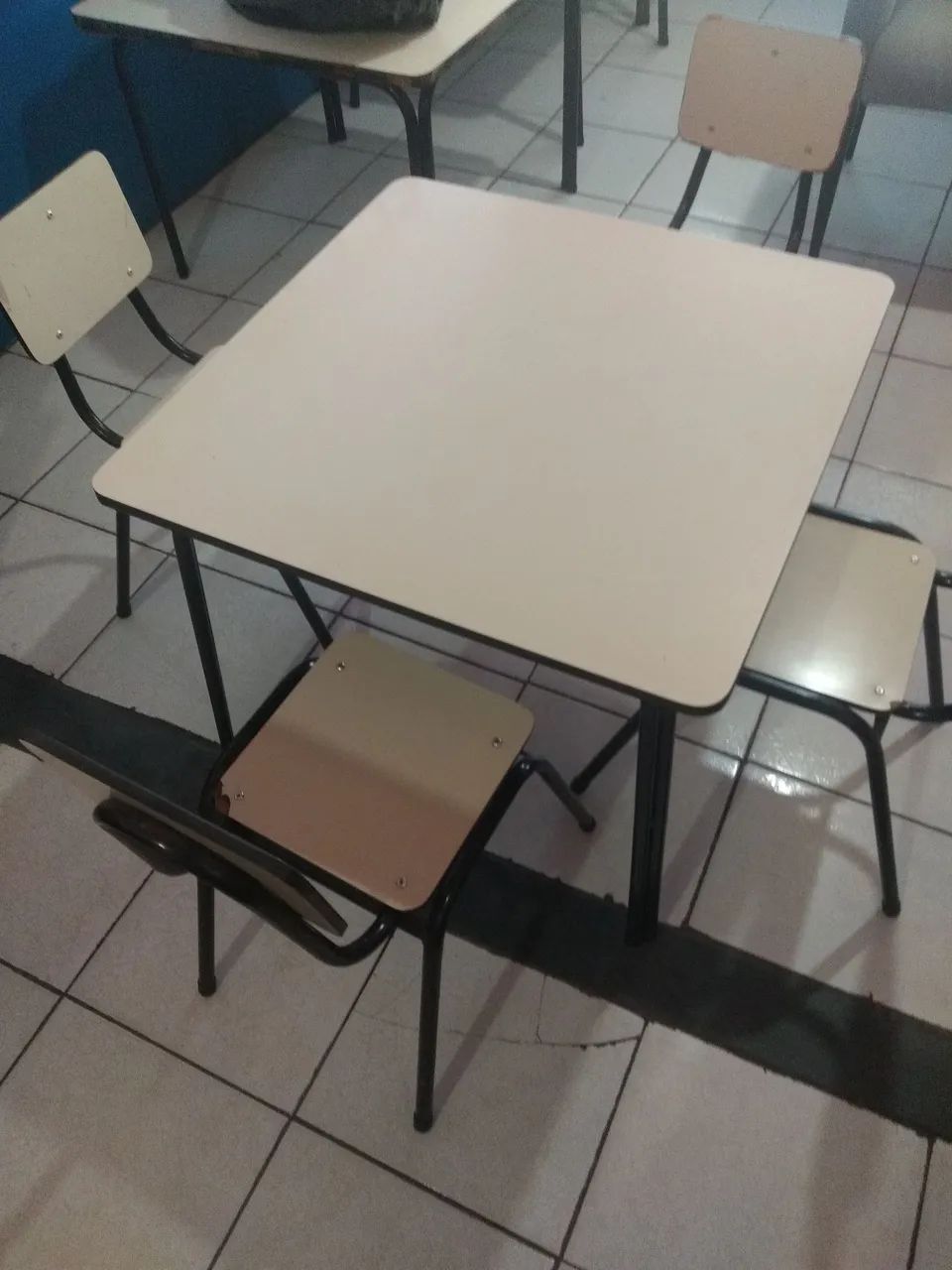  Vendo mesas e cadeiras escolares, infantil  - Foto 2