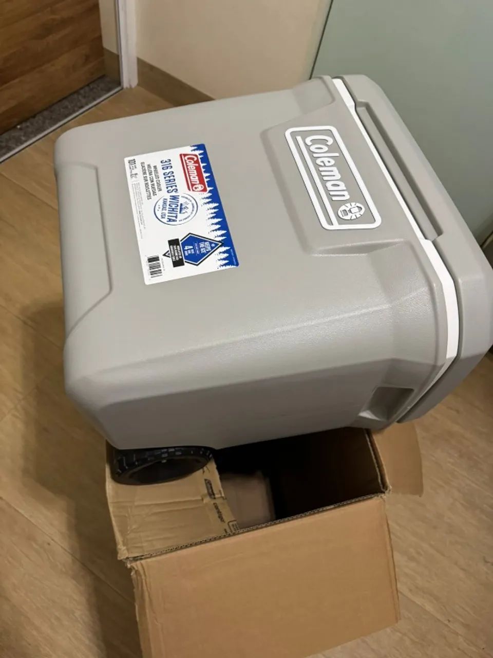 Caixa Térmica com Rodas 61,5L Silver Ash Coleman - Foto 4