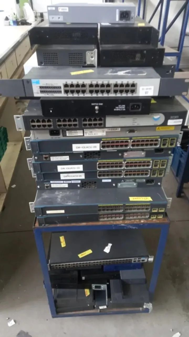 Lote com 42 switches e equipamentos de rede